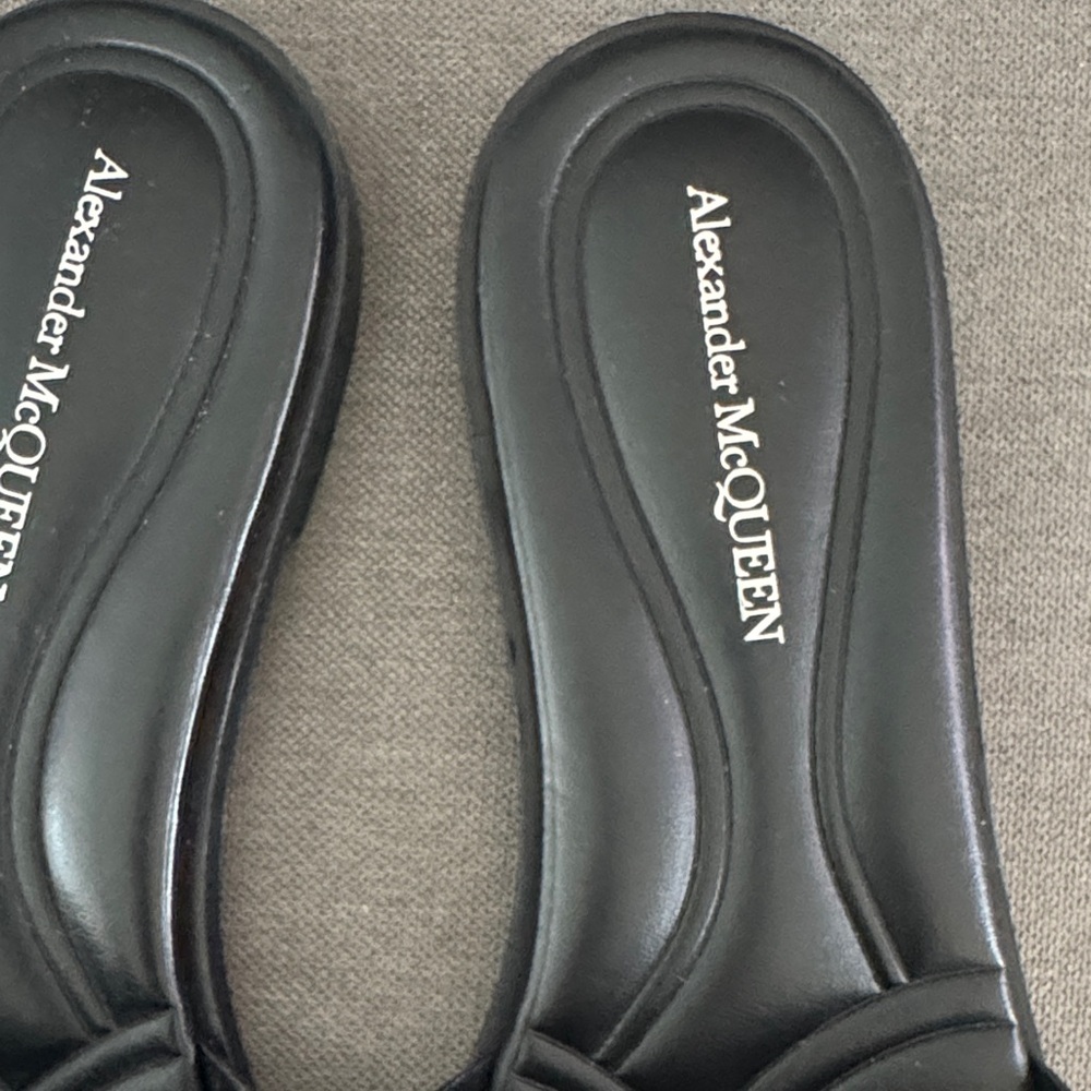 Alexander McQueen Embossed Black Sandals - Picture 2 of 4